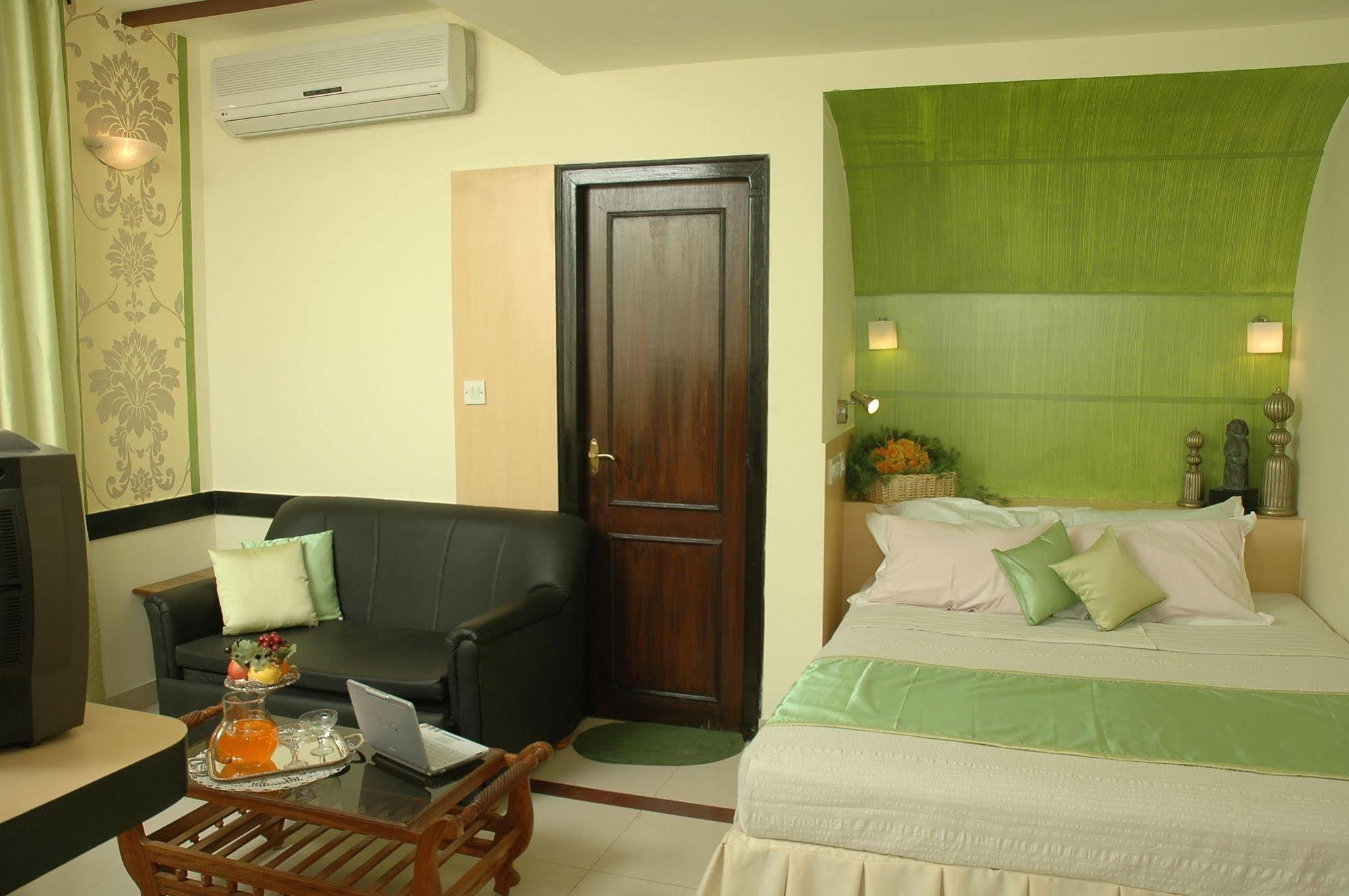 Istay Hotels Infantry Road Bangalore Bagian luar foto